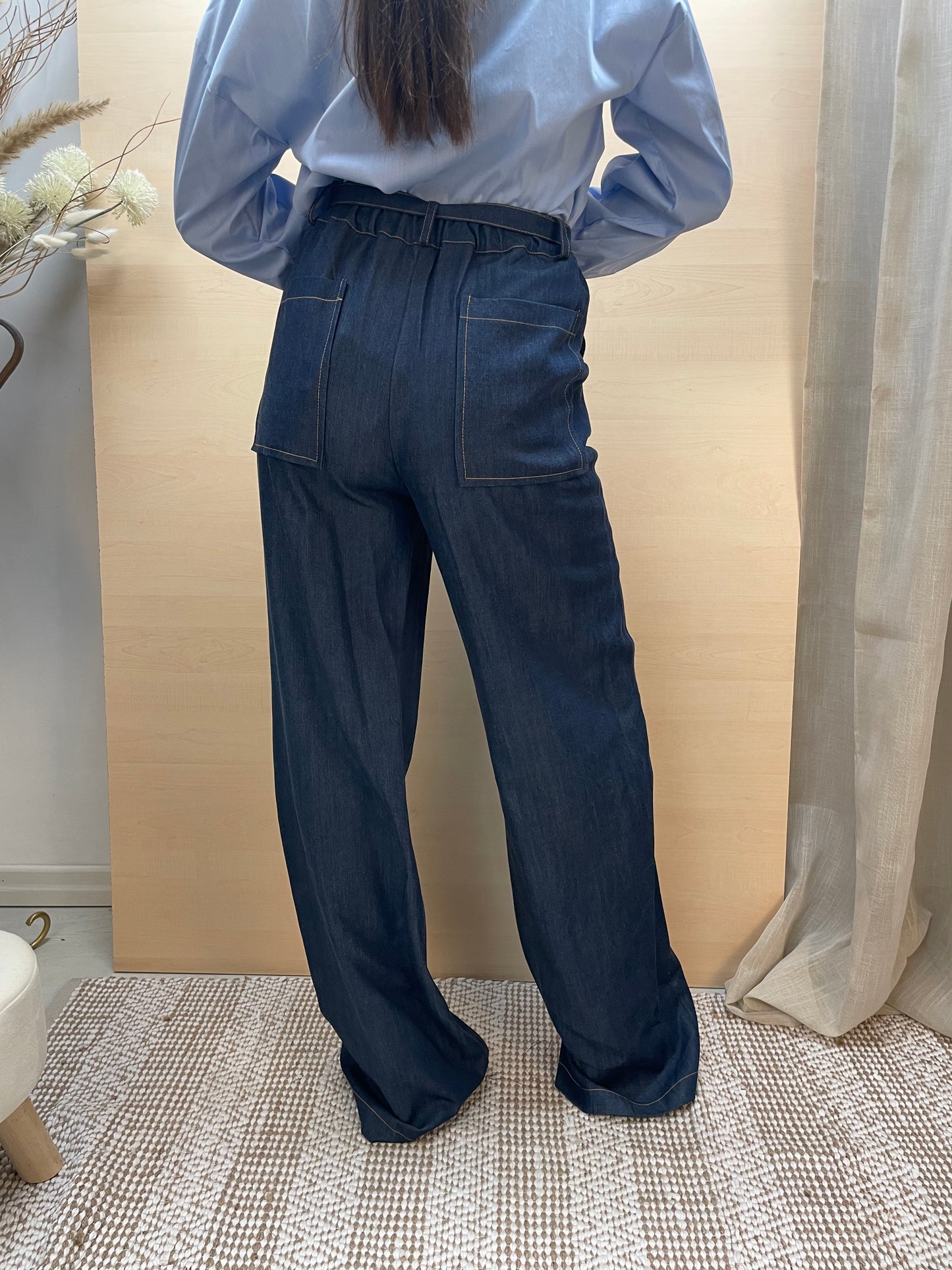Pantalone denim palazzo a vita alta con cintura