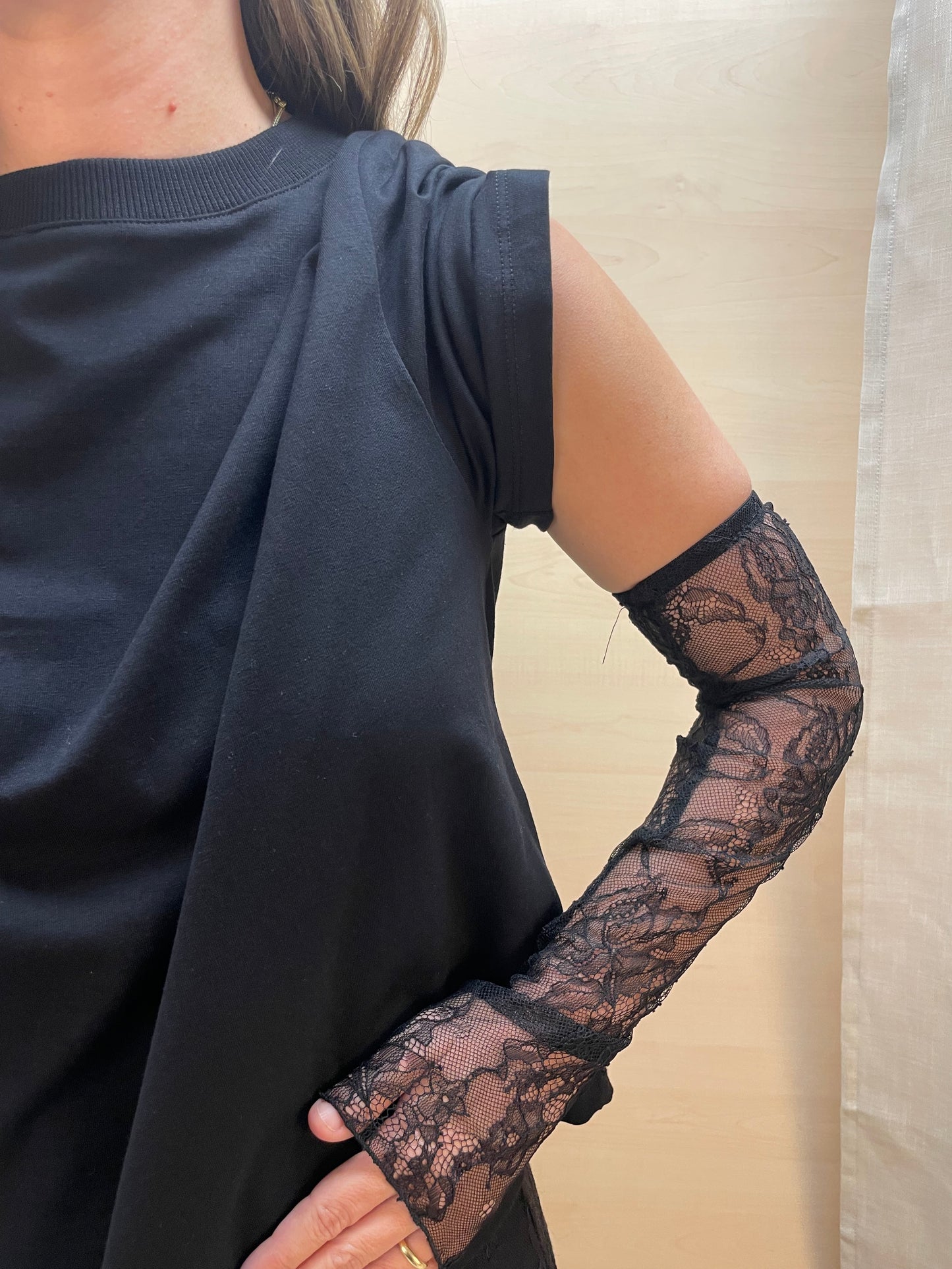 T-shirt con maniche in pizzo - nera