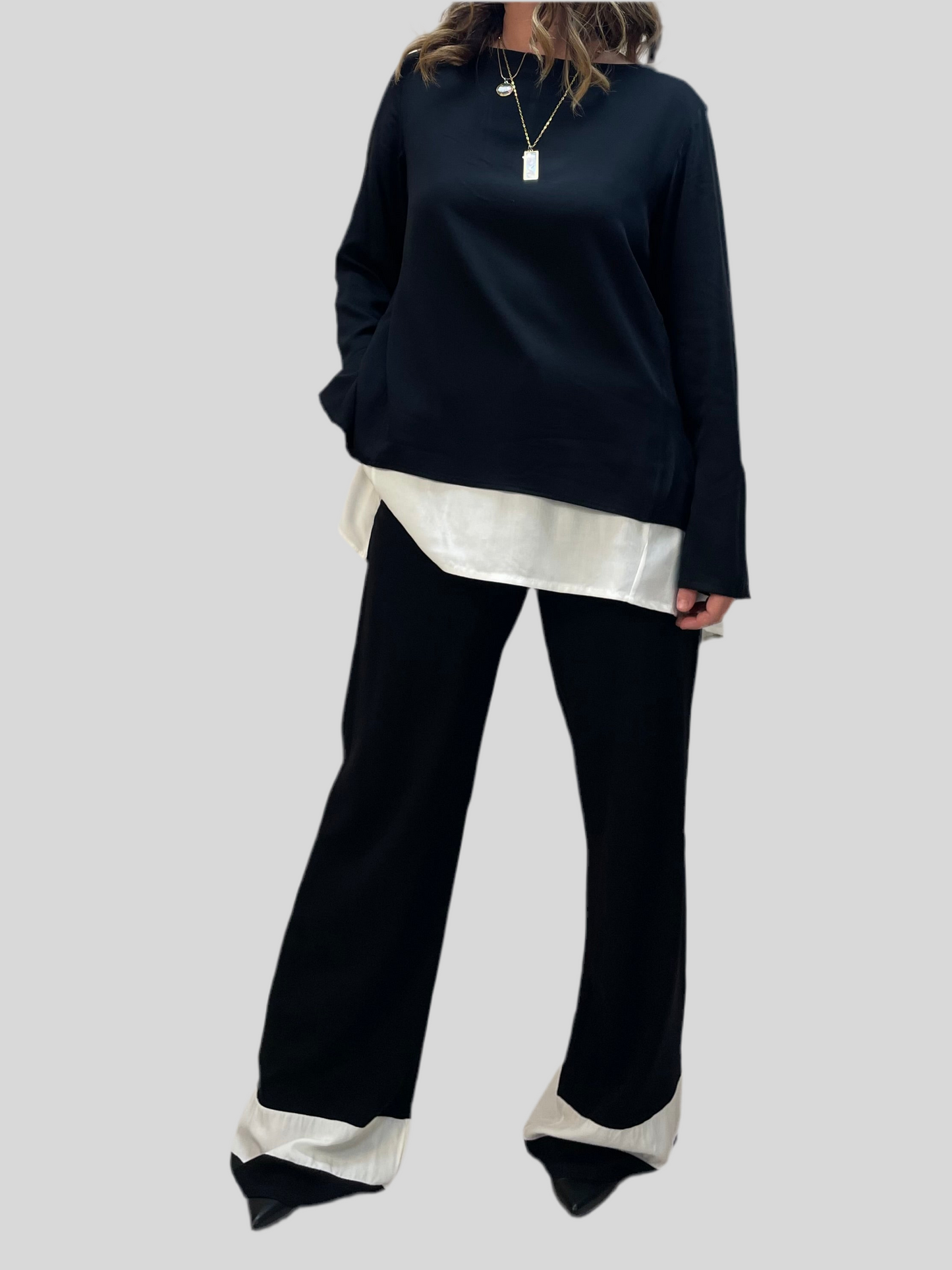 Completo nero con dettagli bianchi – Blusa e pantalone in viscosa
