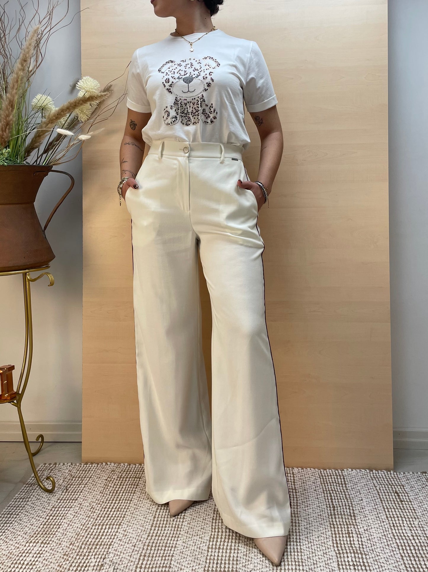 T-shirt bianca con orsetto in strass - in cotone