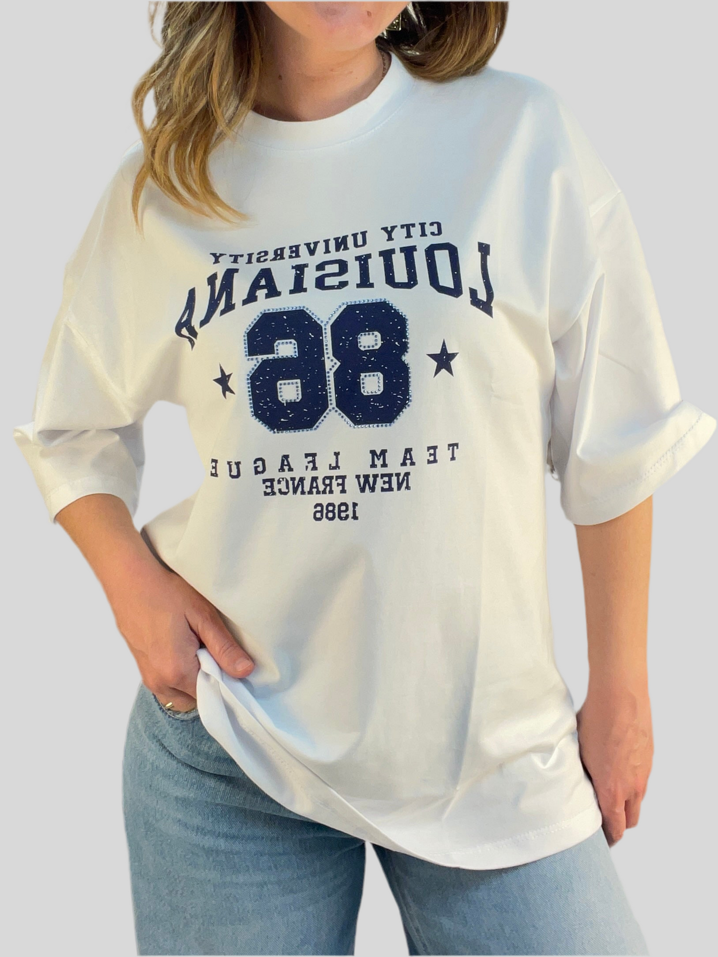 T-shirt bianca oversize con stampe blu – in cotone