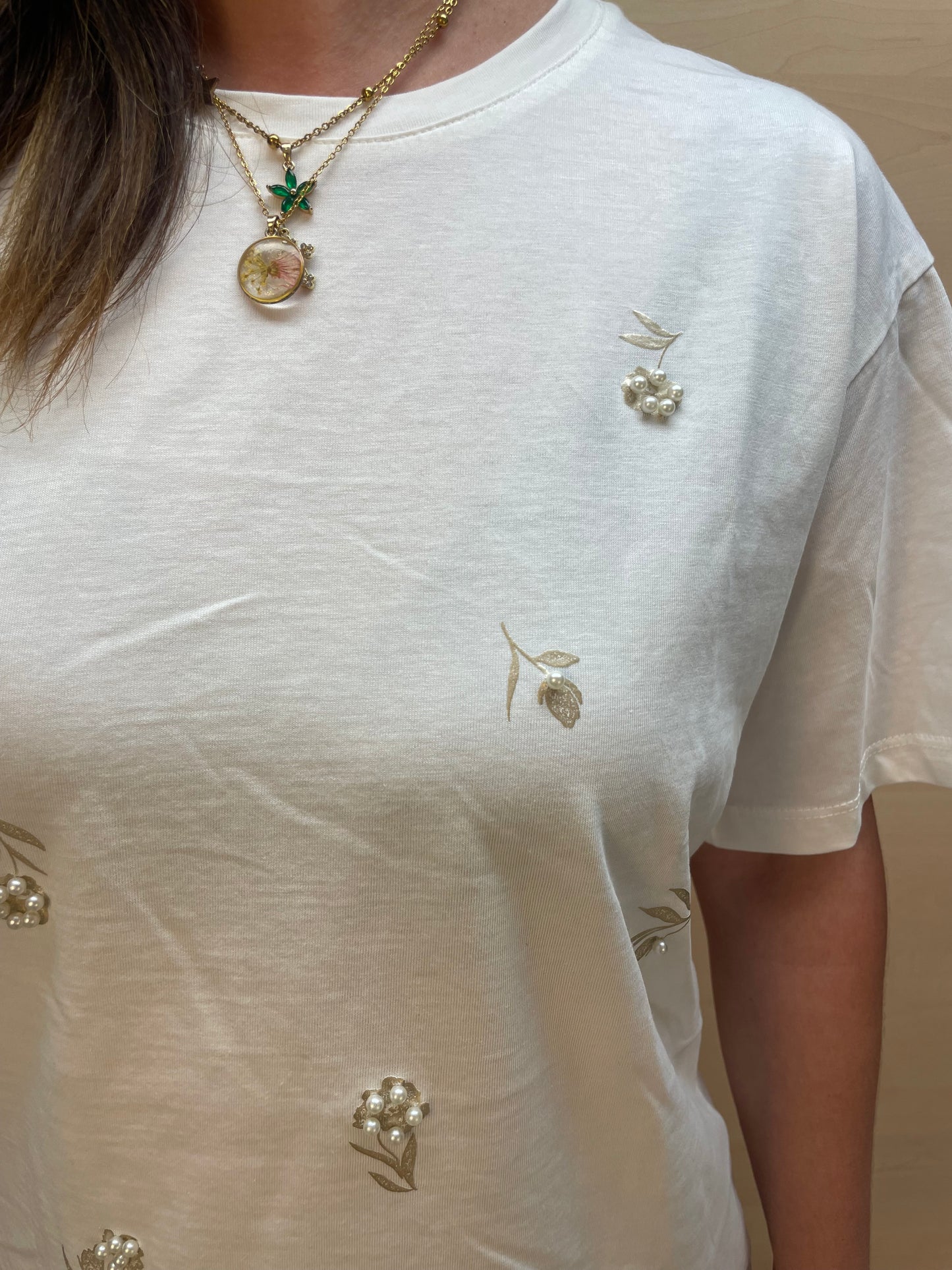T-shirt panna con dettagli dorati e perle - in cotone