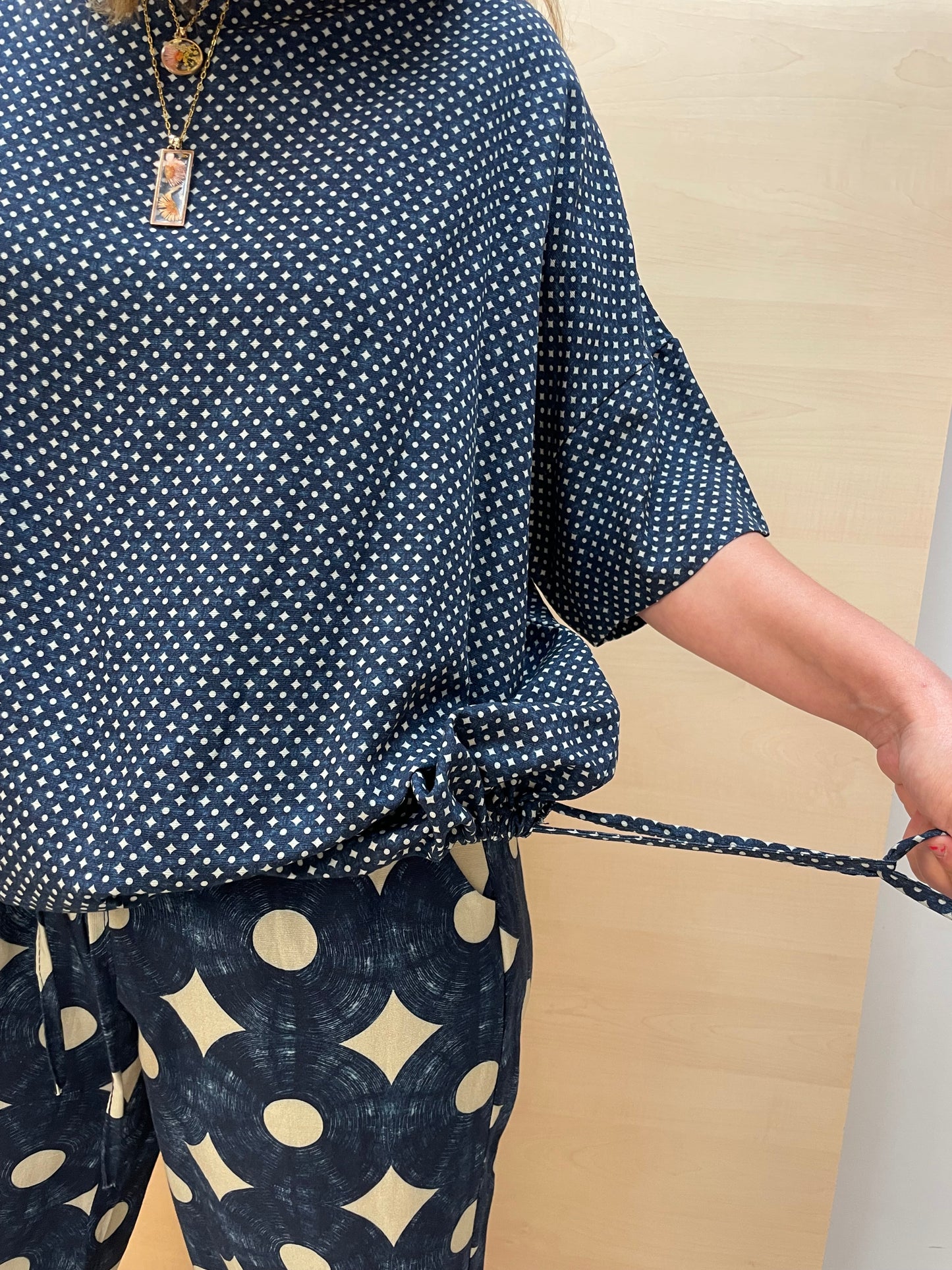 Blusa manica 3/4 in stampa blu - in viscosa e lino