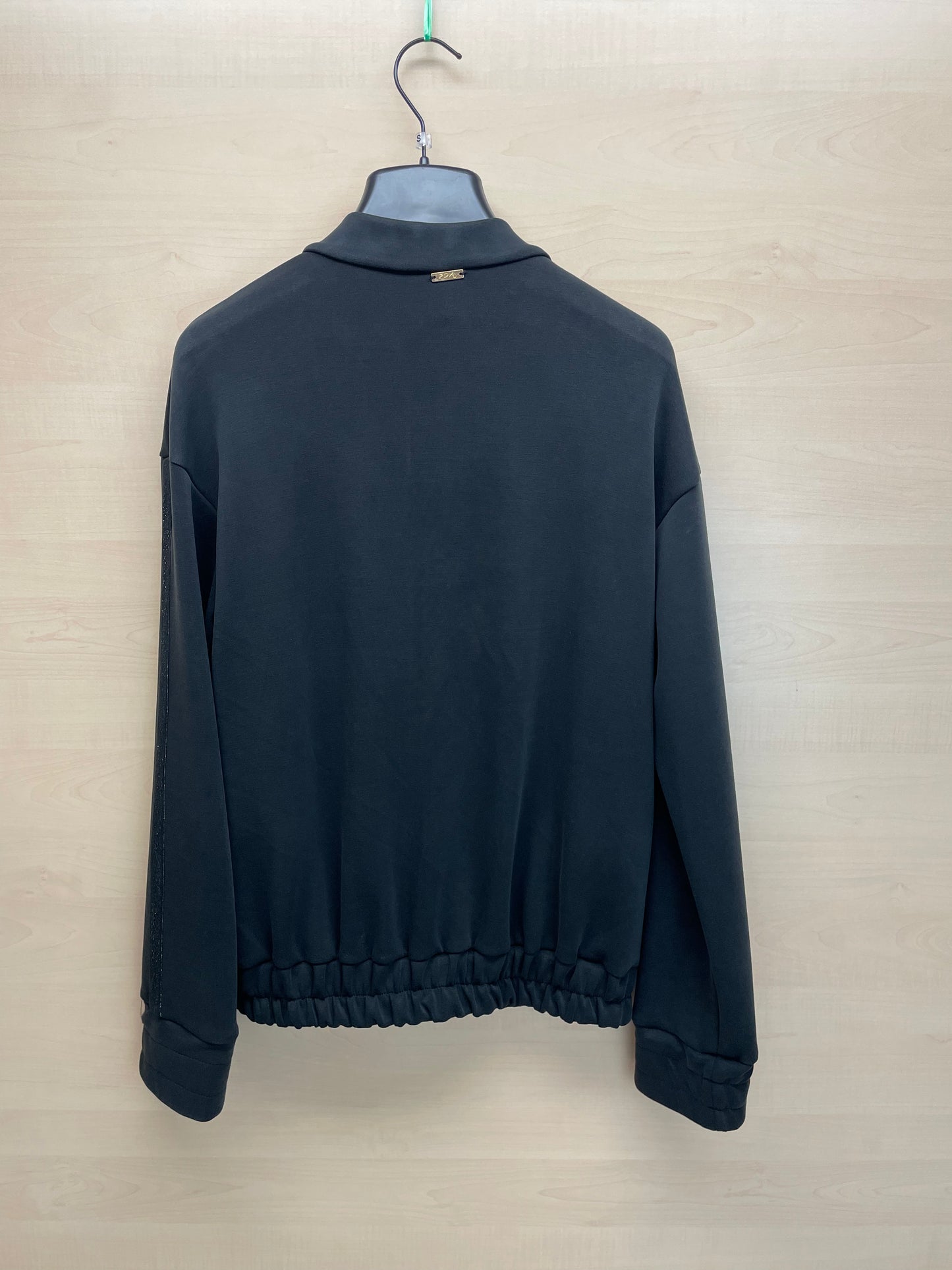 Maglia con zip e lurex - in poliestere GRS e viscosa in col. Nero