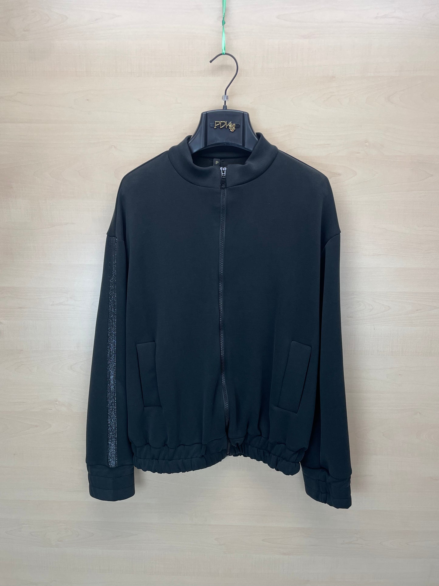 Maglia con zip e lurex - in poliestere GRS e viscosa in col. Nero