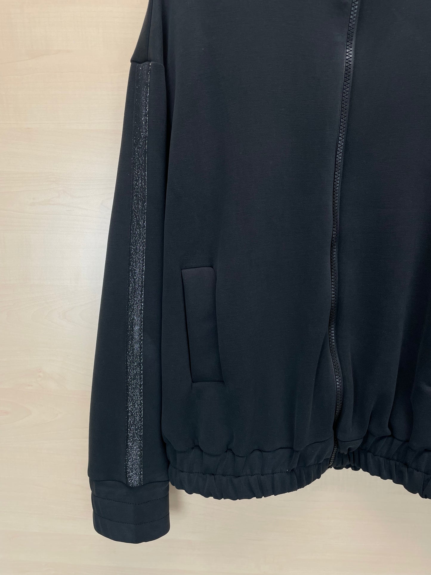 Maglia con zip e lurex - in poliestere GRS e viscosa in col. Nero