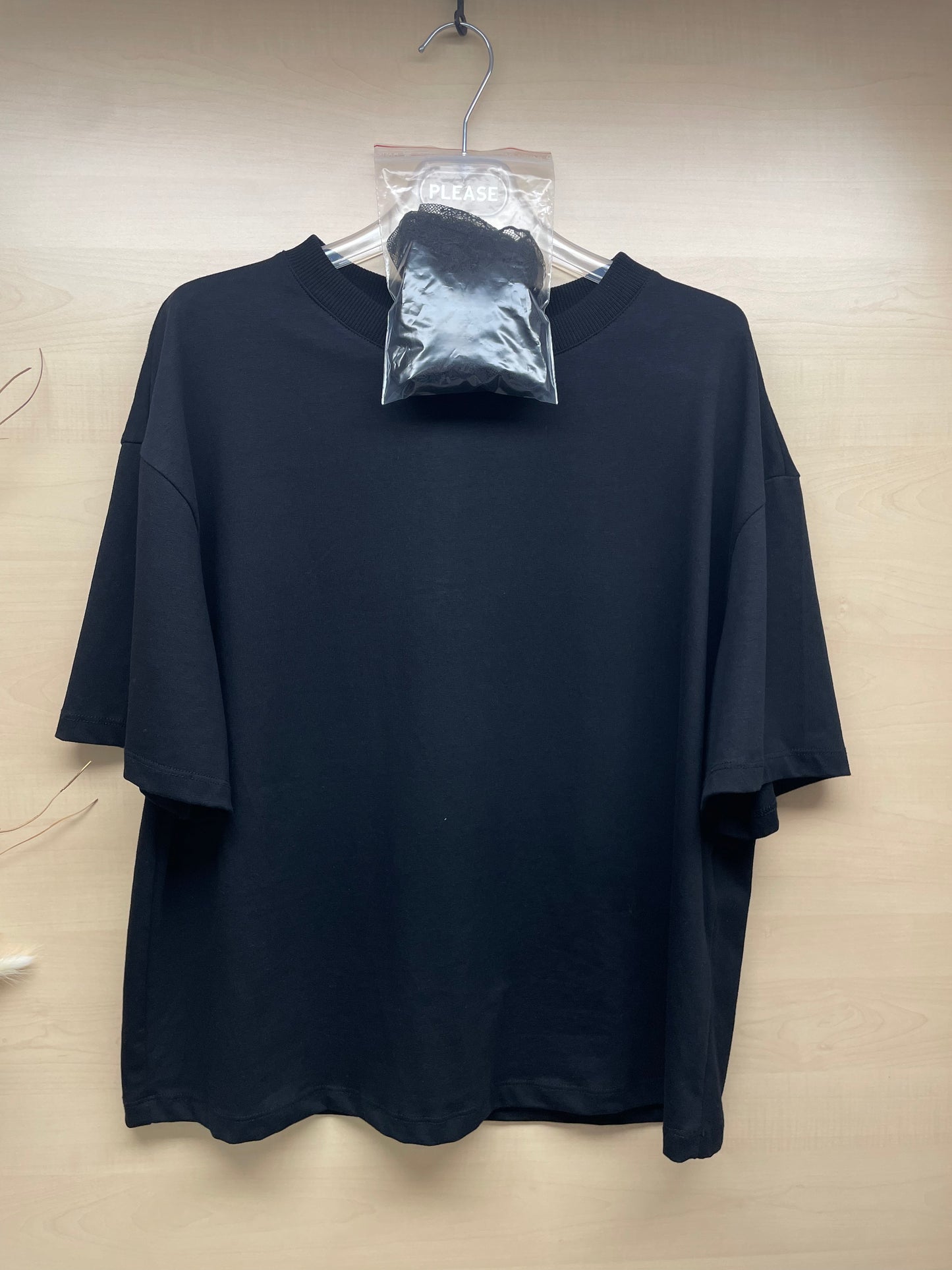 T-shirt con maniche in pizzo - nera