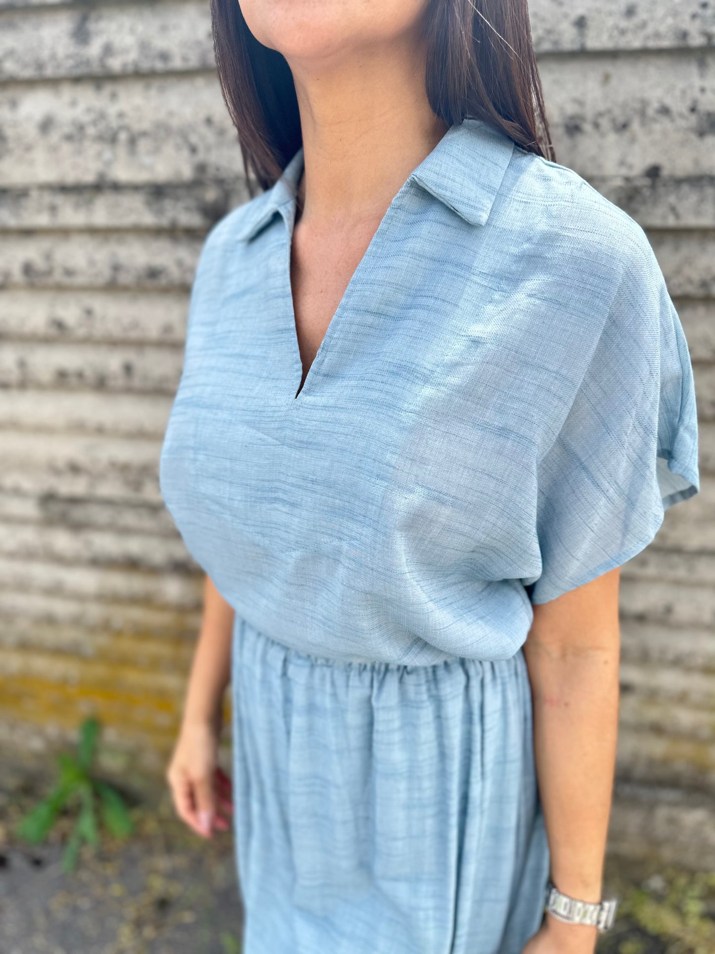 Blusa azzurra effetto lino