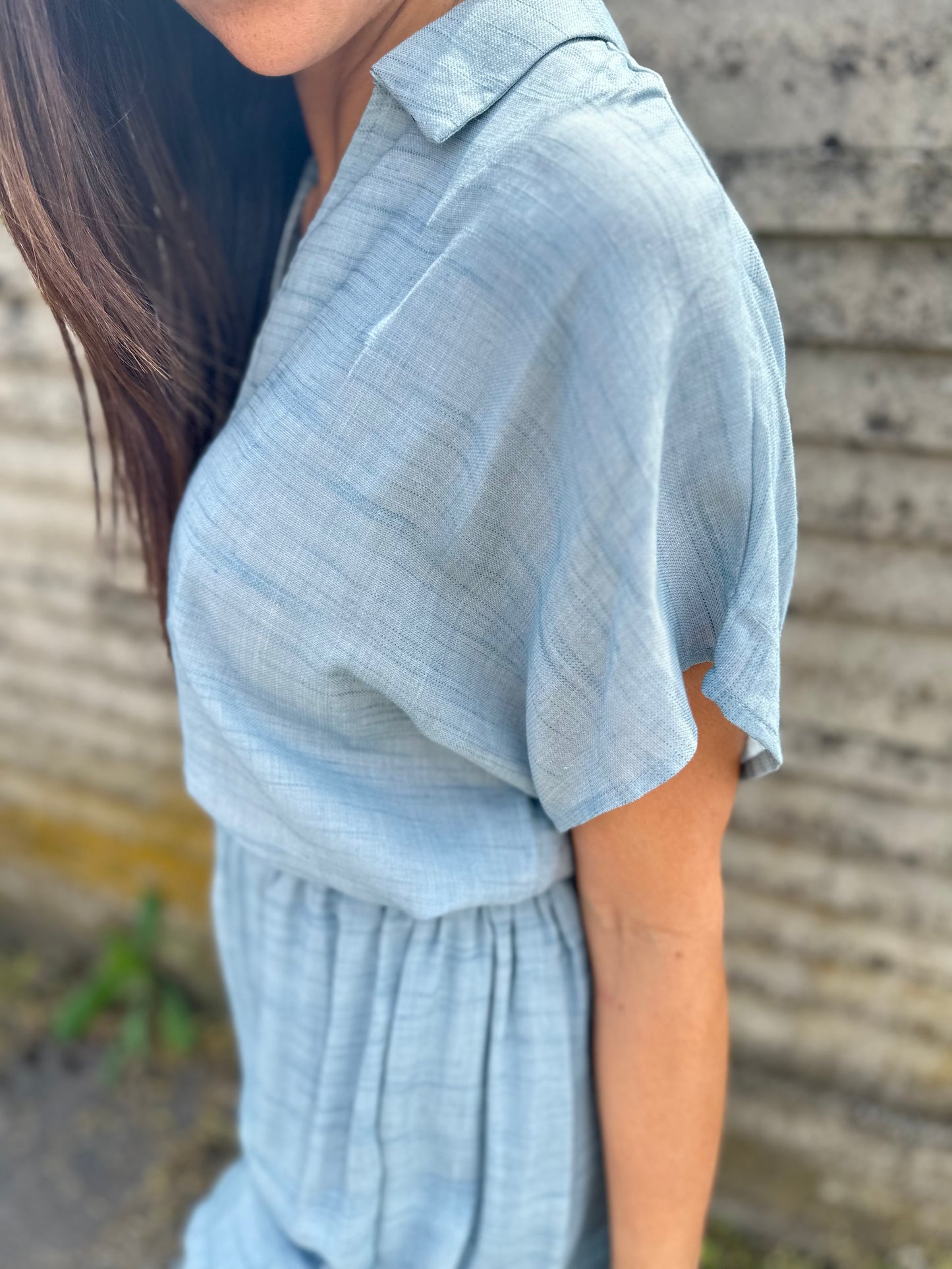 Blusa azzurra effetto lino