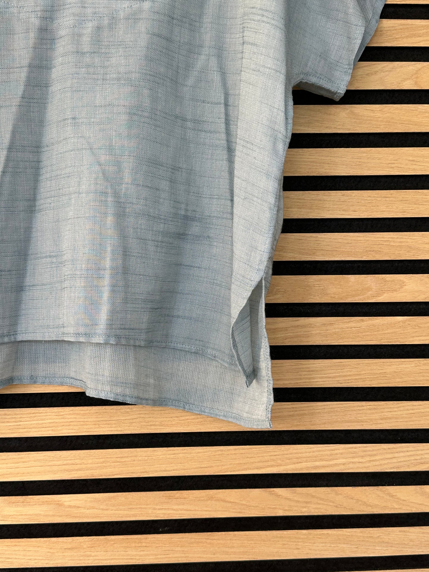 Blusa azzurra effetto lino