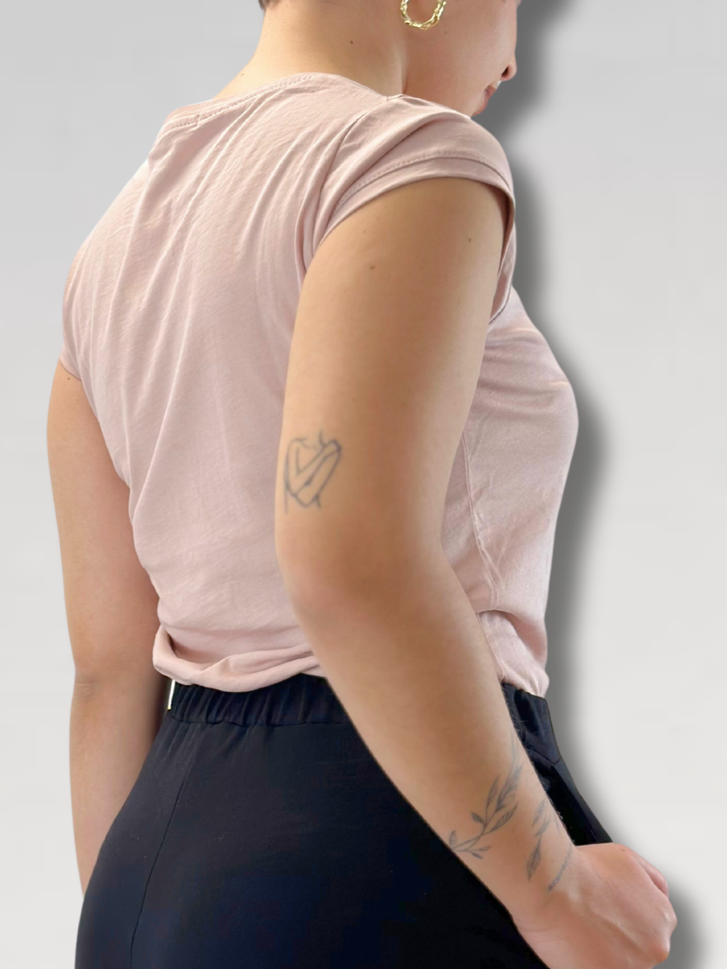 T-shirt DIVERSA_MENTE dipinta a mano - Rosa cipria