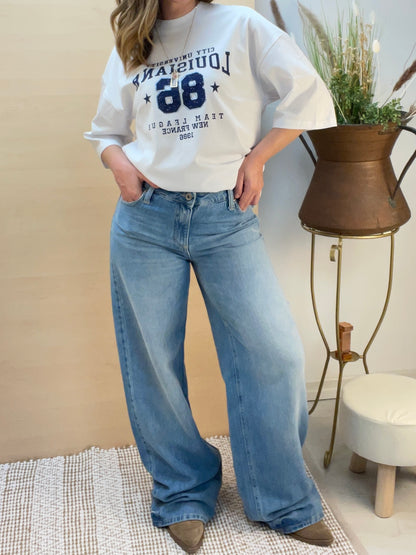 T-shirt bianca oversize con stampe blu – in cotone
