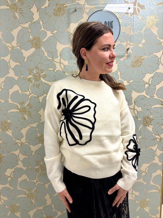 Maglia panna con ricamo fiore a rilievo