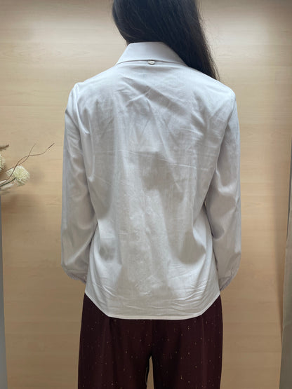 Camicia bianca con arricciature frontali
