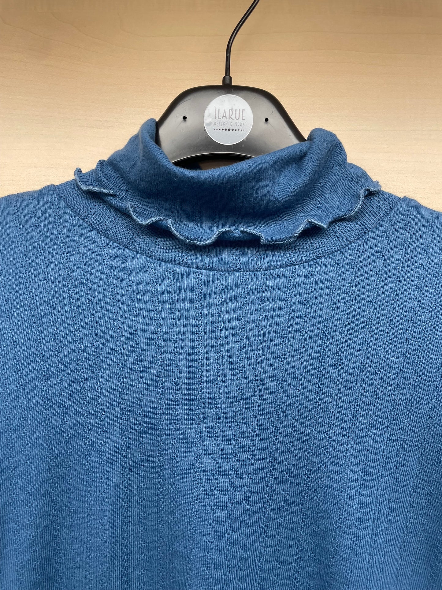 Maglia dolcevita con raffinato motivo traforato - Blu cobalto