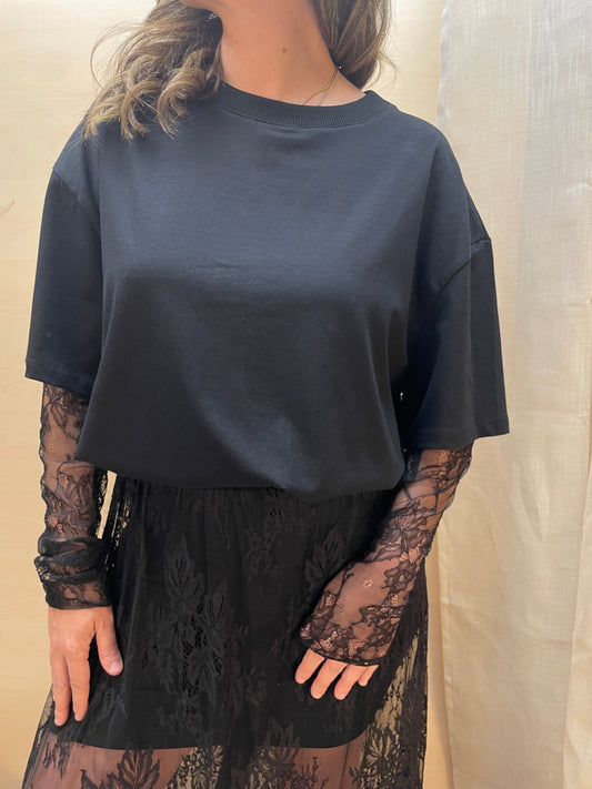 T-shirt con maniche in pizzo - nera