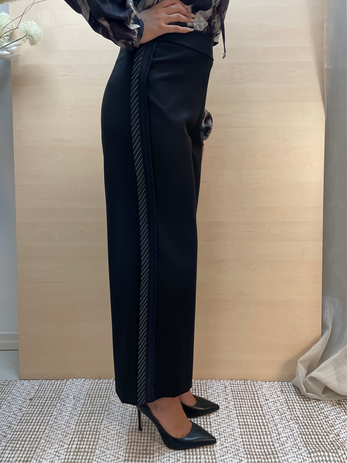 Pantalone nero a colonna - con banda laterale