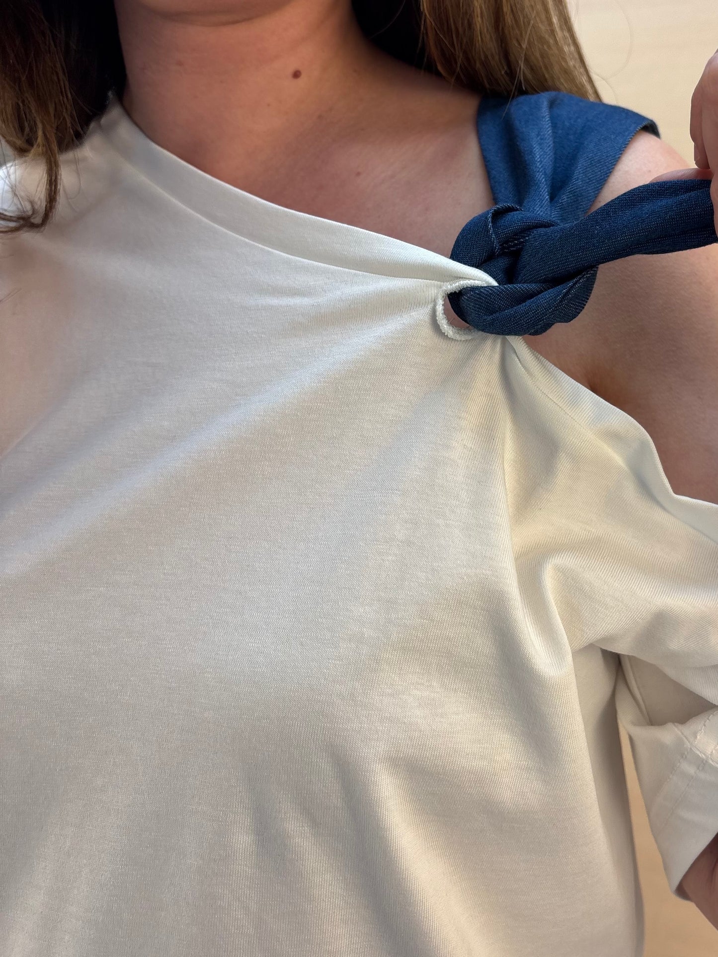 T-Shirt Donna PHARD con Nodo Cravatta in Chambray – Bianca