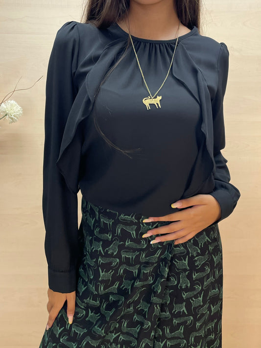 Blusa nera con drappeggio e volant frontali