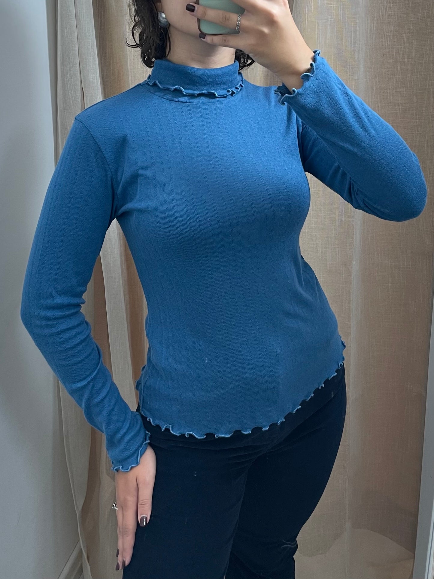 Maglia dolcevita con raffinato motivo traforato - Blu cobalto