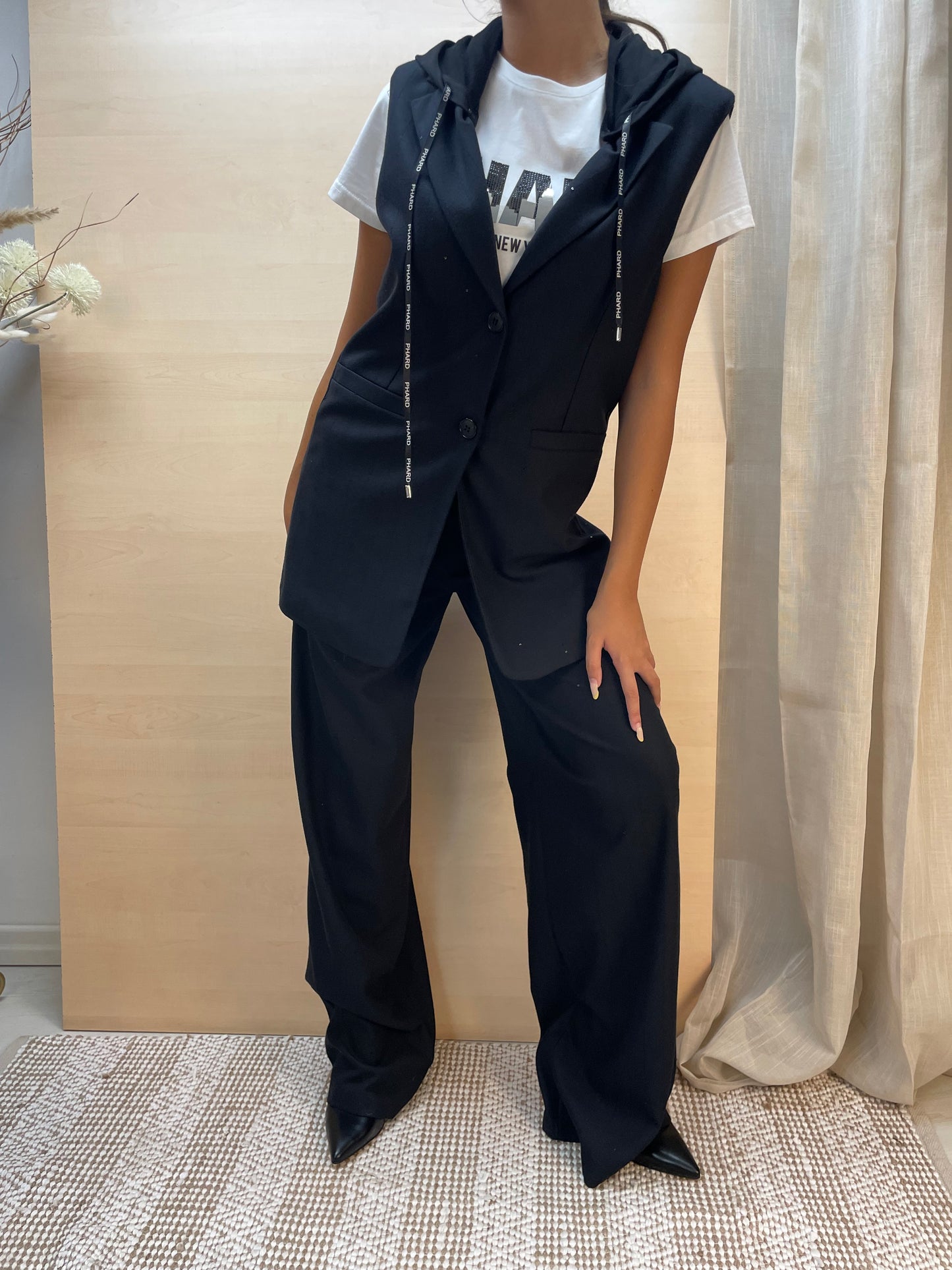 Gilet nero con cappuccio rimovibile - con micro paillettes