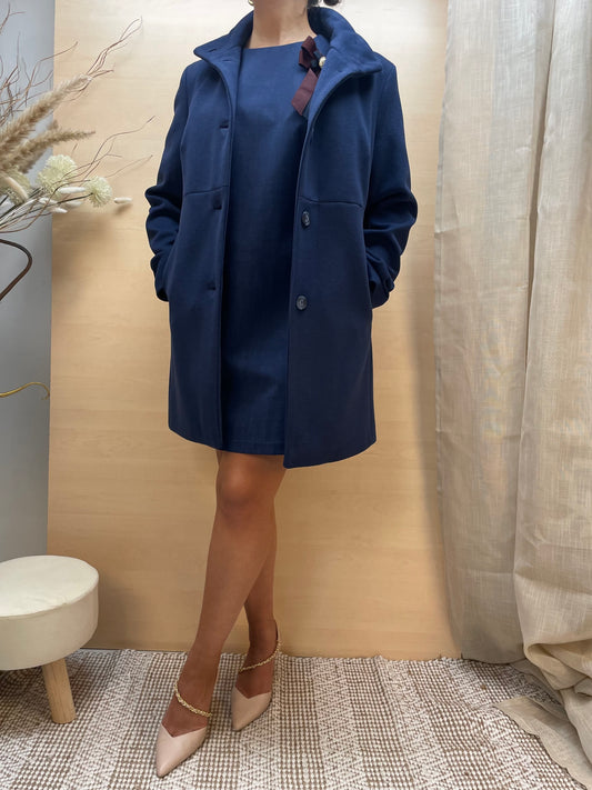 Cappotto blu con collo alto e chiusura a bottoni