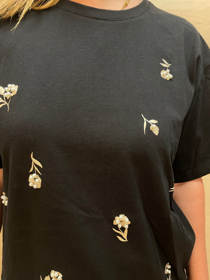T-shirt nera con dettagli dorati e perle - in cotone