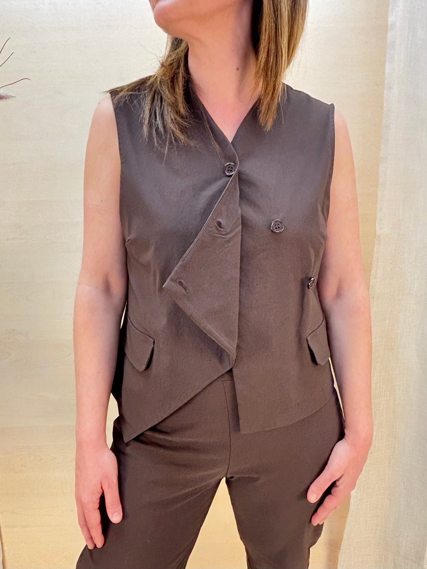 Gilet in bengalina cioccolato– Karma | Made in Italy