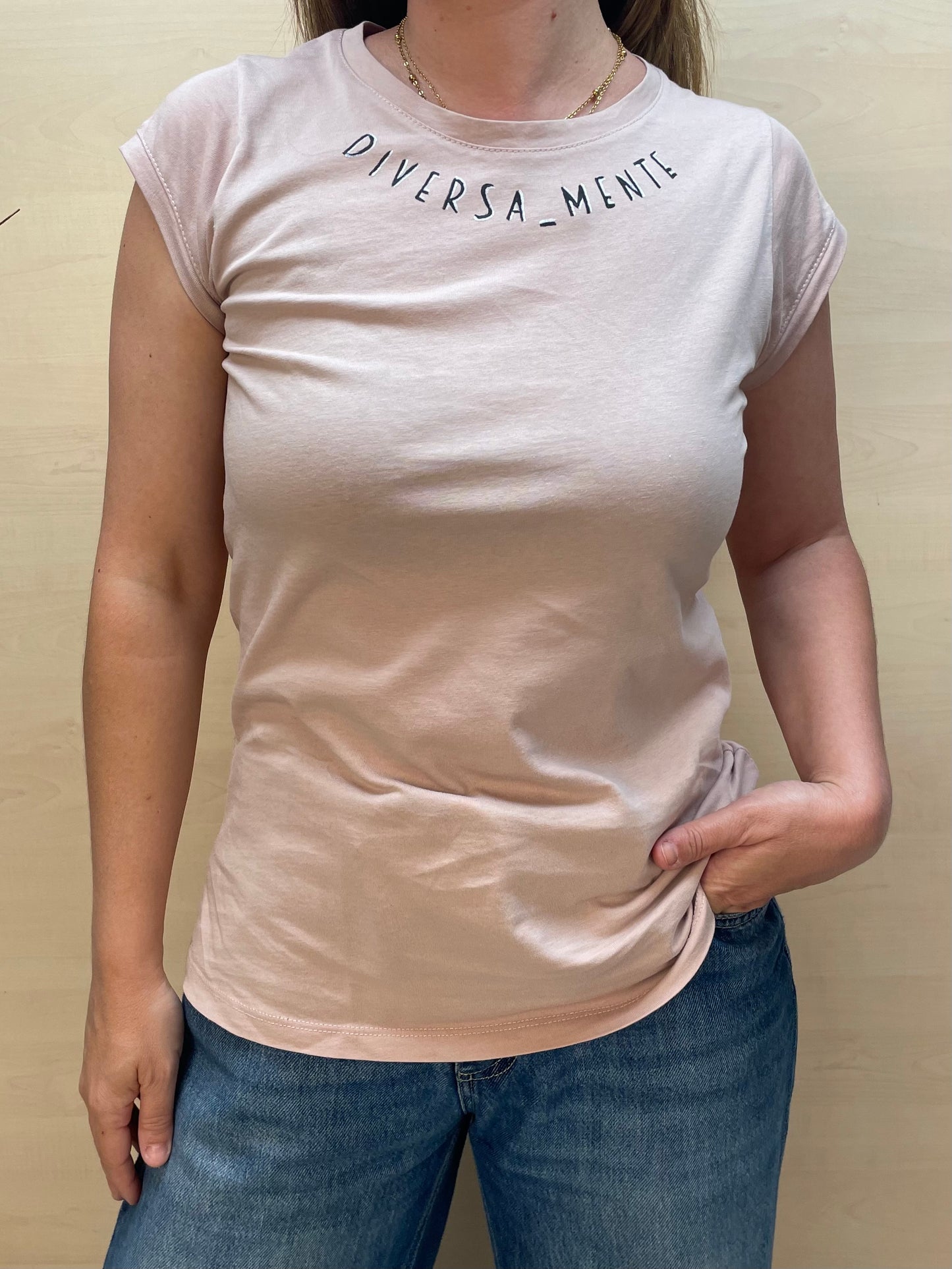T-shirt DIVERSA_MENTE dipinta a mano - Rosa cipria