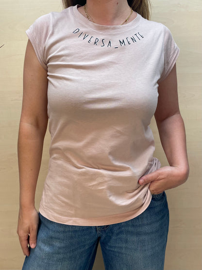 T-shirt DIVERSA_MENTE dipinta a mano - Rosa cipria