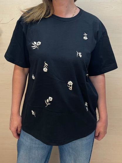 T-shirt nera con dettagli dorati e perle - in cotone