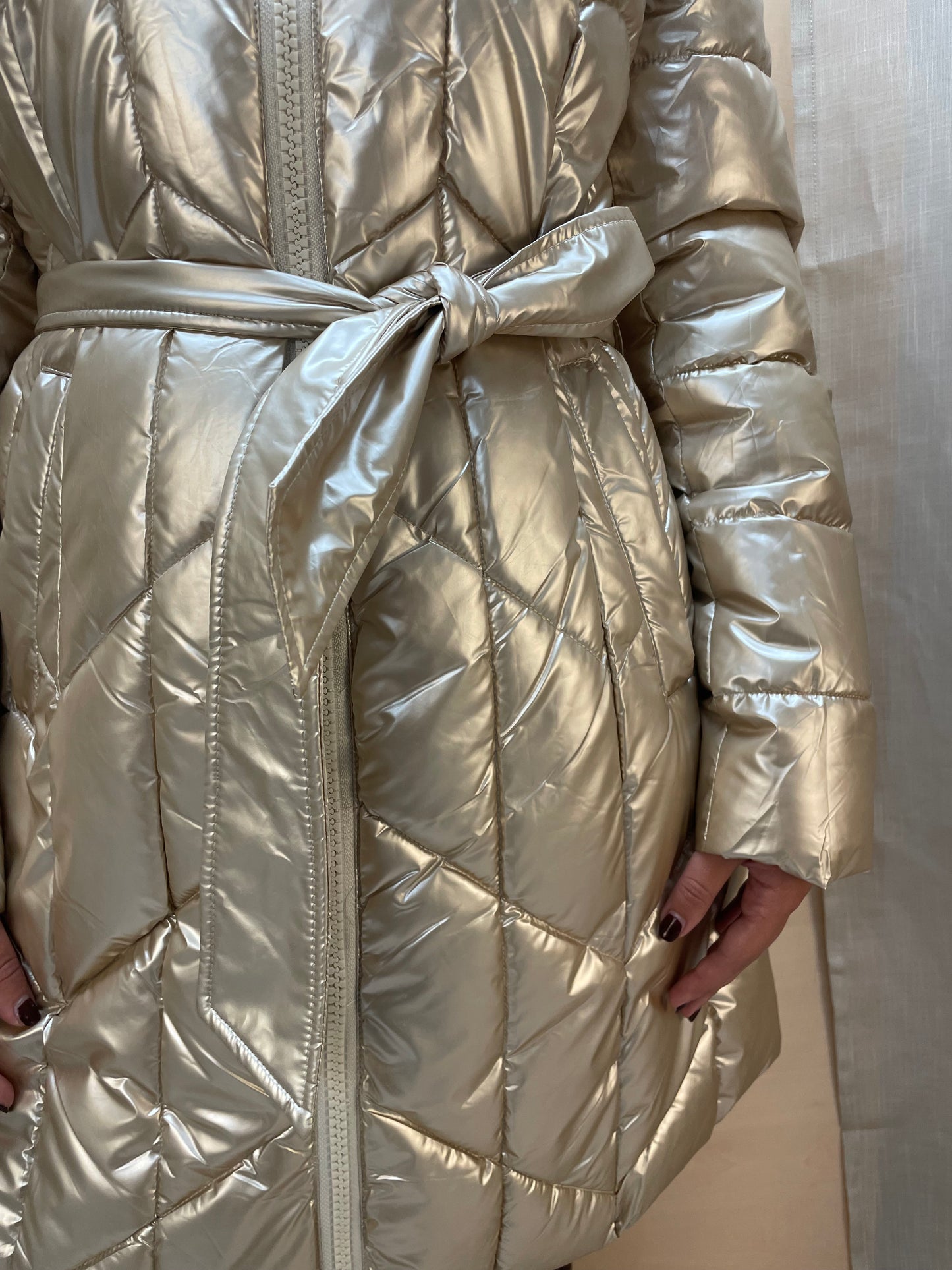 Piumino lungo color gold con cintura e cappuccio in eco-pelliccia