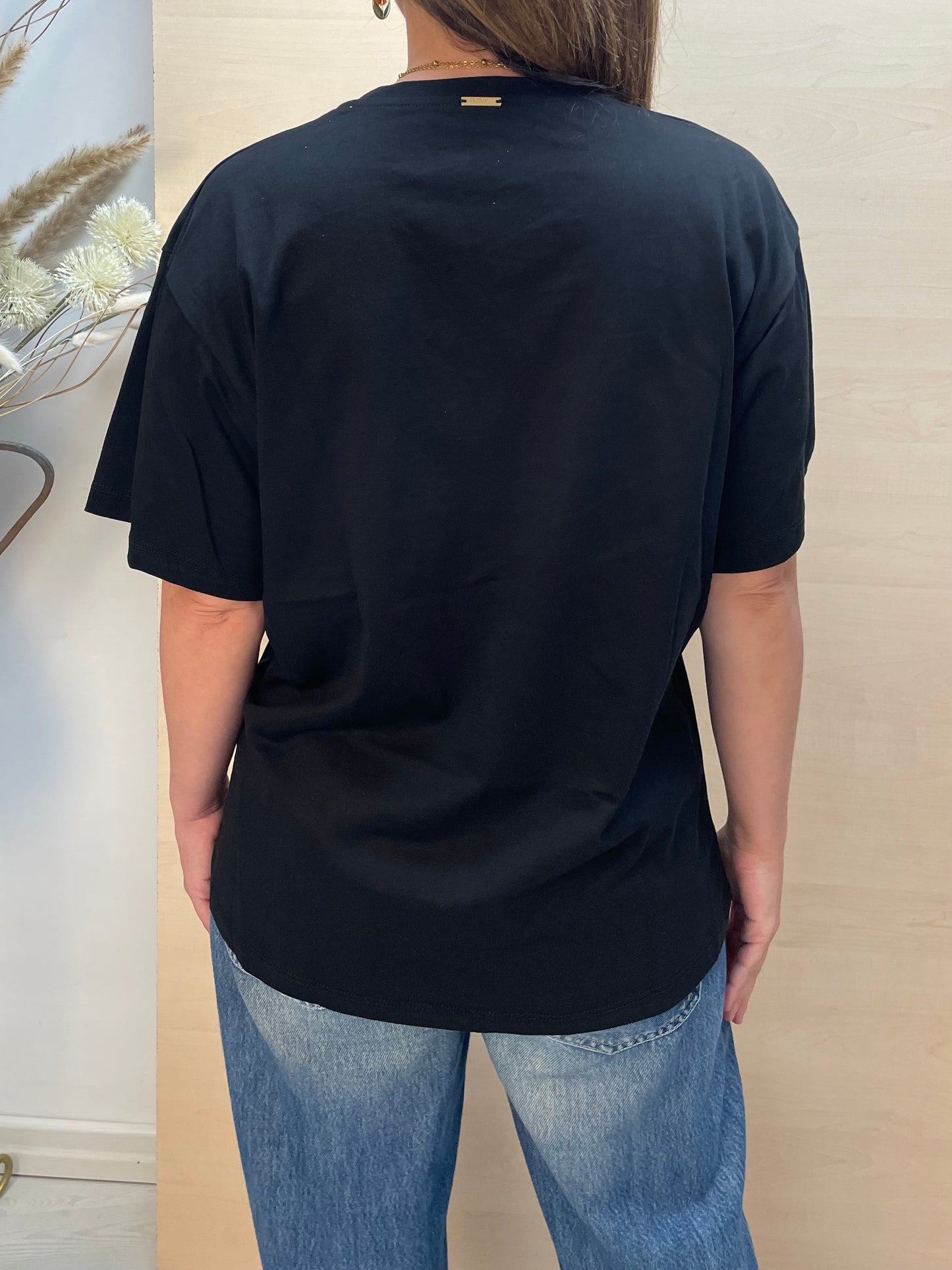 T-shirt nera con dettagli dorati e perle - in cotone