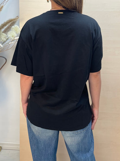 T-shirt nera con dettagli dorati e perle - in cotone