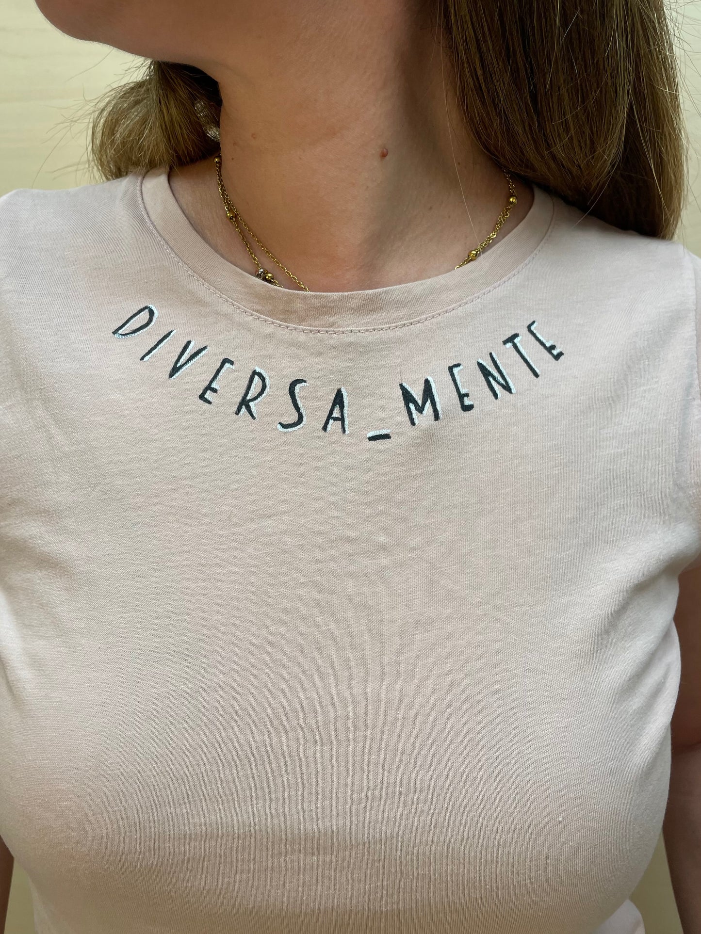 T-shirt DIVERSA_MENTE dipinta a mano - Rosa cipria