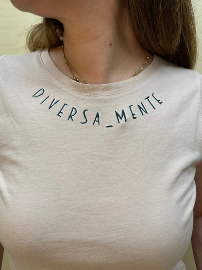T-shirt DIVERSA_MENTE dipinta a mano - Rosa cipria