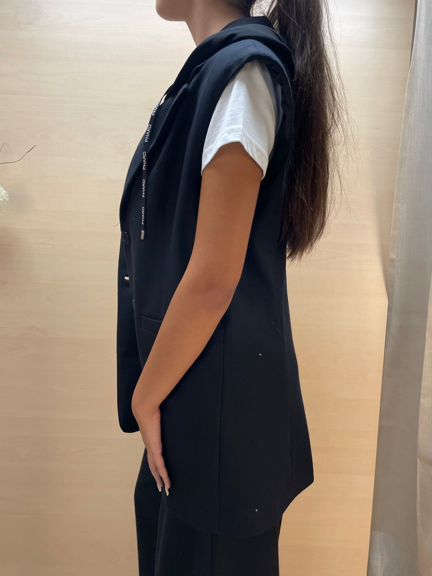 Gilet nero con cappuccio rimovibile - con micro paillettes