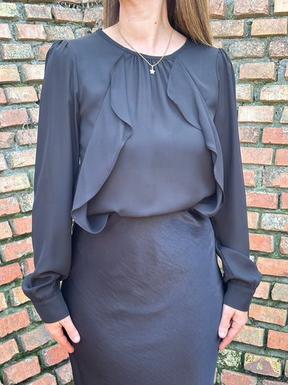 Blusa nera con drappeggio e volant frontali