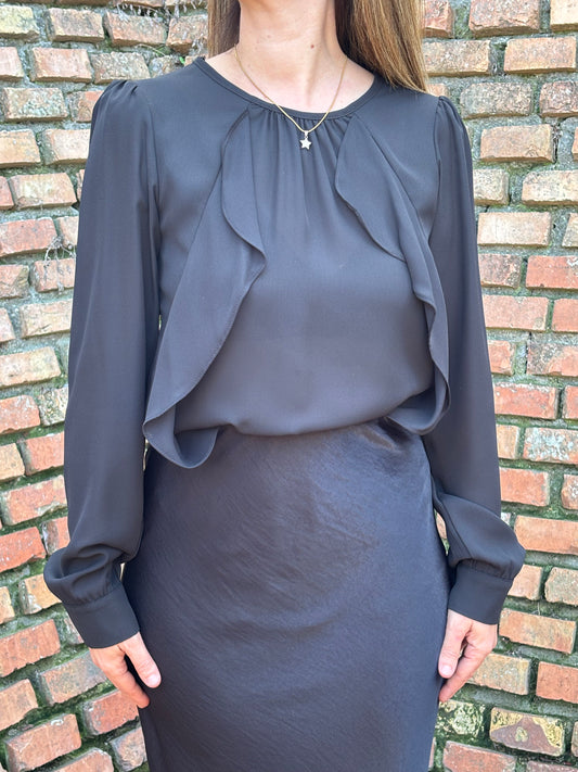 Blusa nera con drappeggio e volant frontali