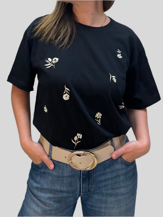 T-shirt nera con dettagli dorati e perle - in cotone