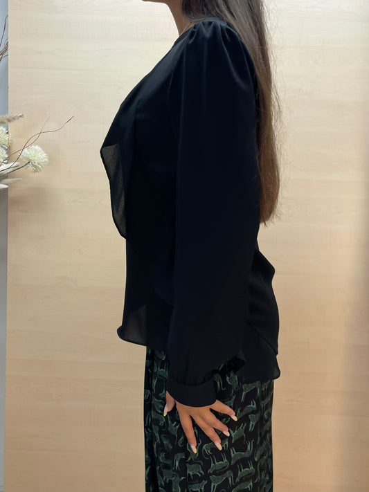 Blusa nera con drappeggio e volant frontali