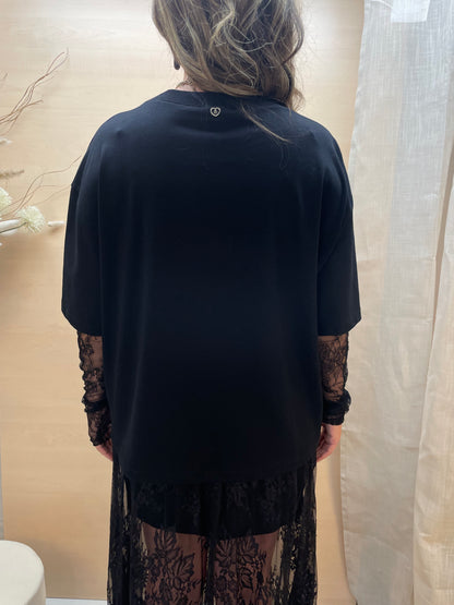T-shirt con maniche in pizzo - nera
