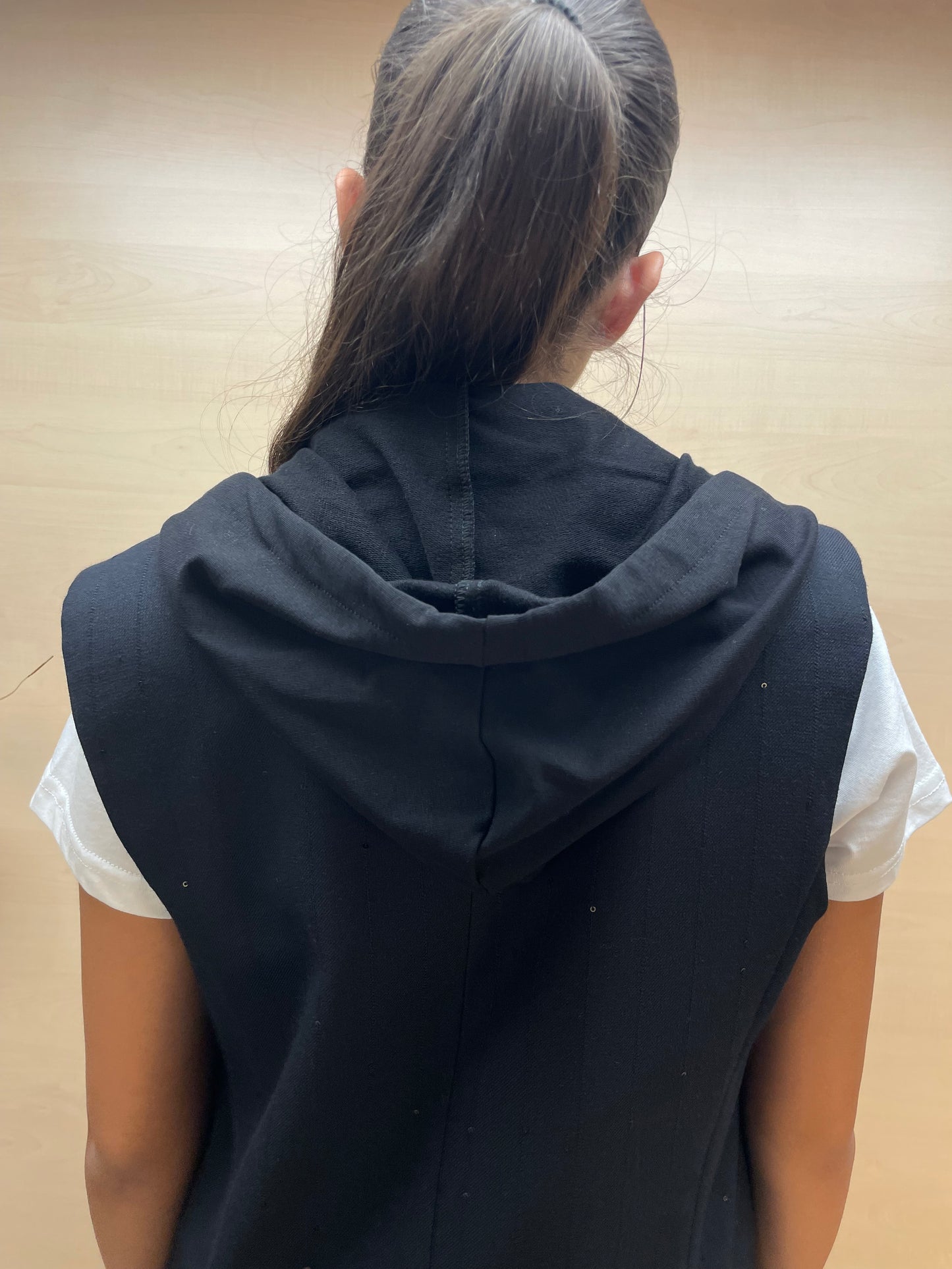 Gilet nero con cappuccio rimovibile - con micro paillettes