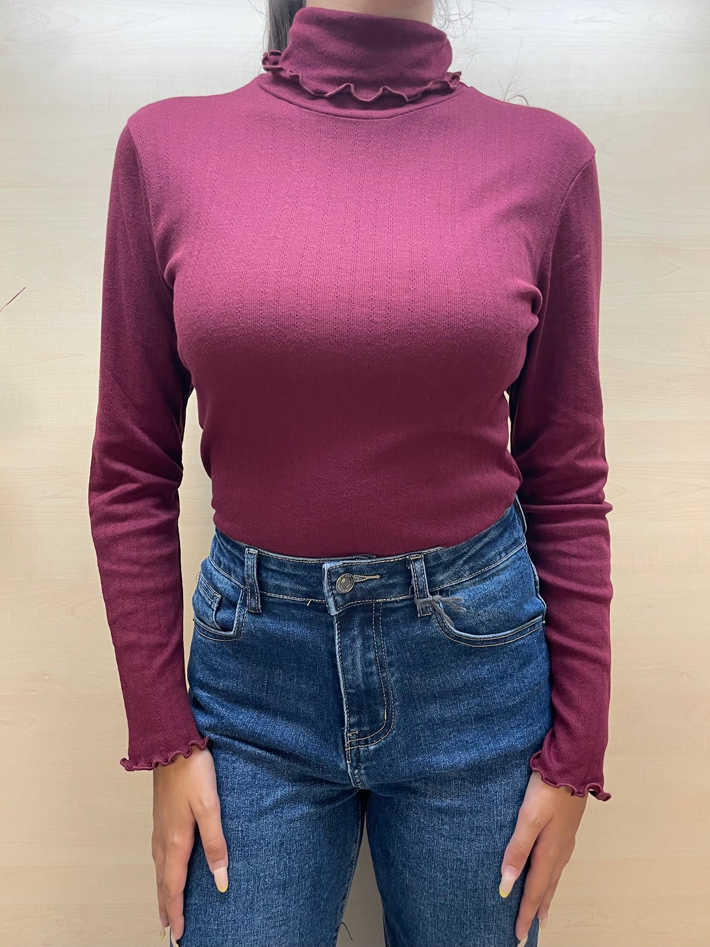 Maglia dolcevita con raffinato motivo traforato - Burgundy