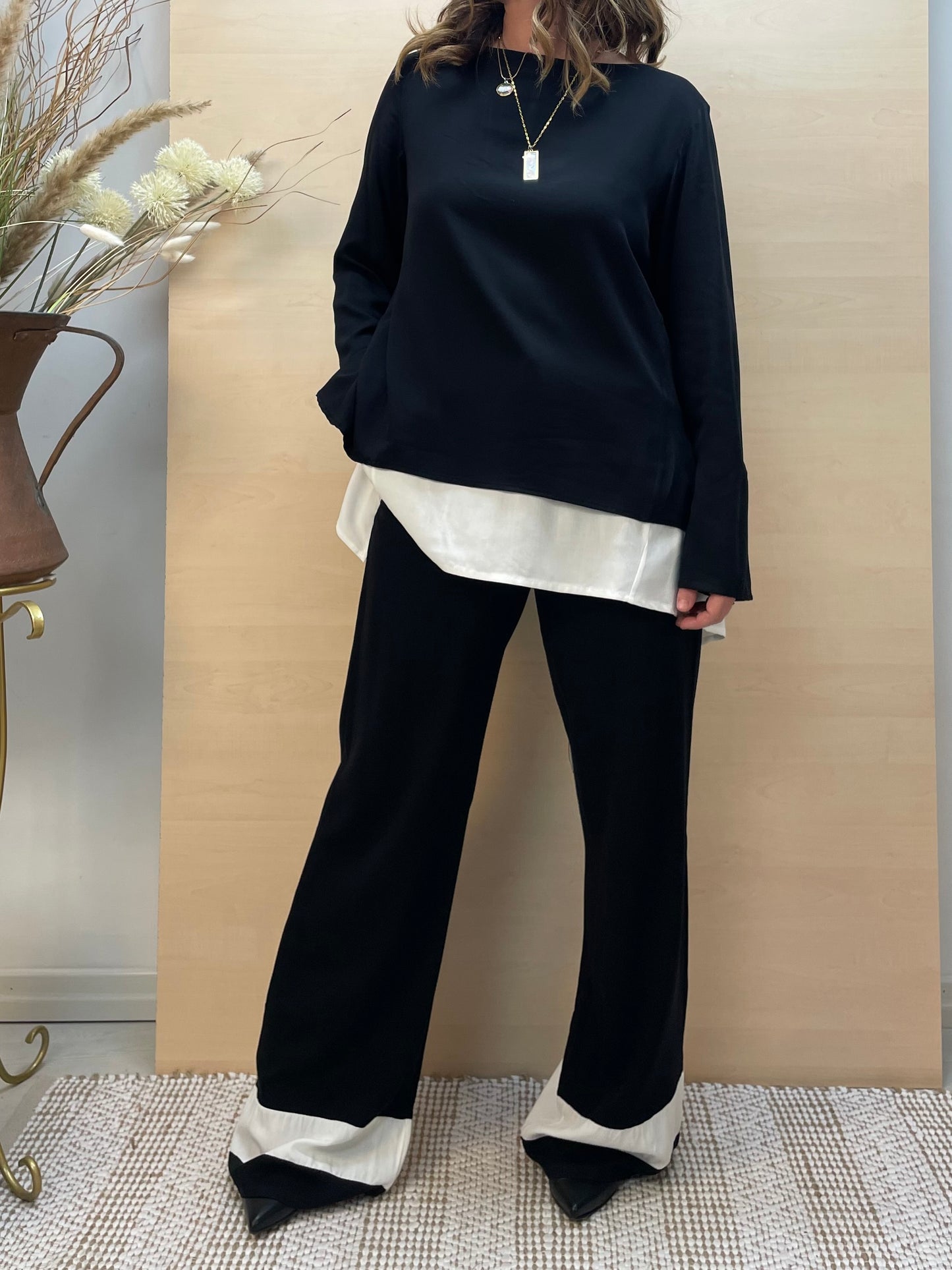 Completo nero con dettagli bianchi – Blusa e pantalone in viscosa