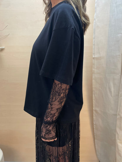 T-shirt con maniche in pizzo - nera