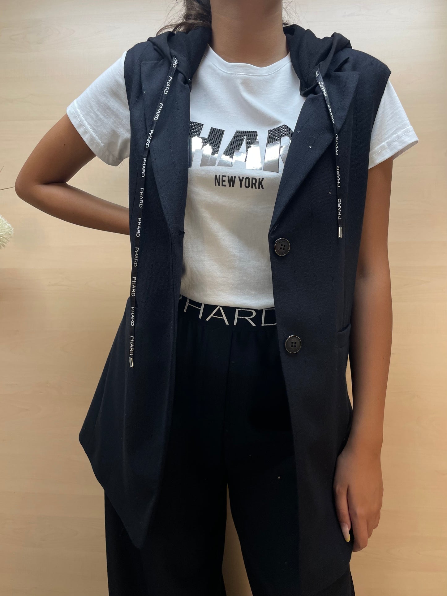 Gilet nero con cappuccio rimovibile - con micro paillettes