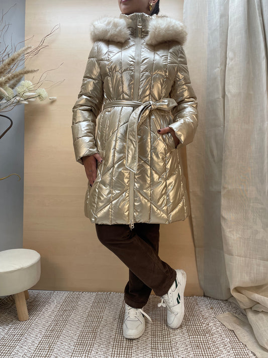 Piumino lungo color gold con cintura e cappuccio in eco-pelliccia