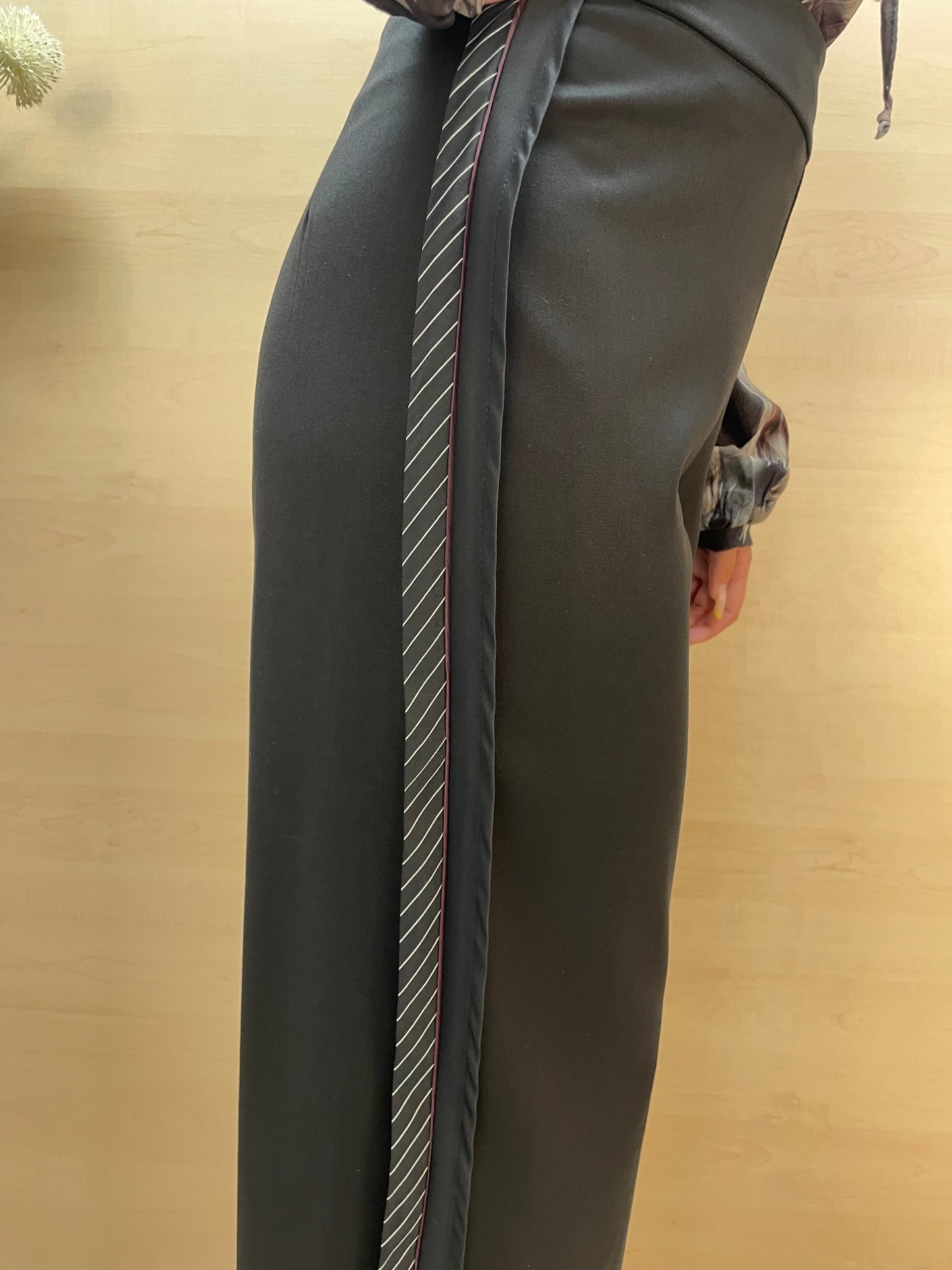 Pantalone nero a colonna - con banda laterale