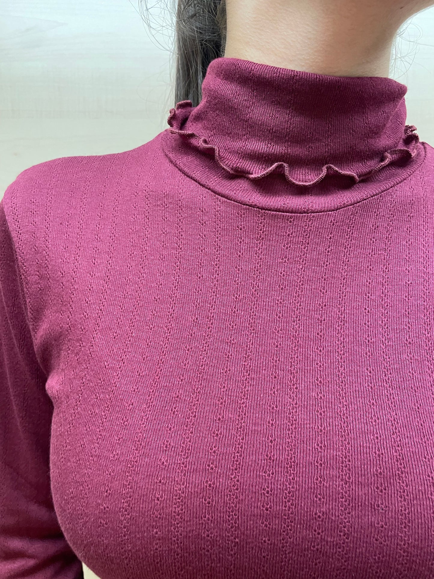 Maglia dolcevita con raffinato motivo traforato - Burgundy